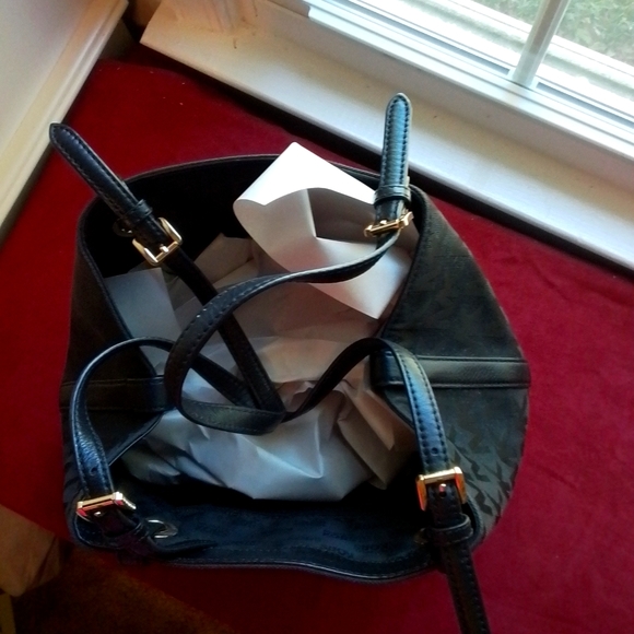 Michael Kors Signature Black Tote  🥰Excellent Condition - Picture 6 of 9